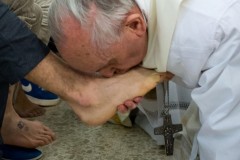 Le-pape-Francois-lave-les-pieds-de-douze-jeunes-prisonniers-lors-de-la-messe-du-jeudi-saint_article_popin.jpg