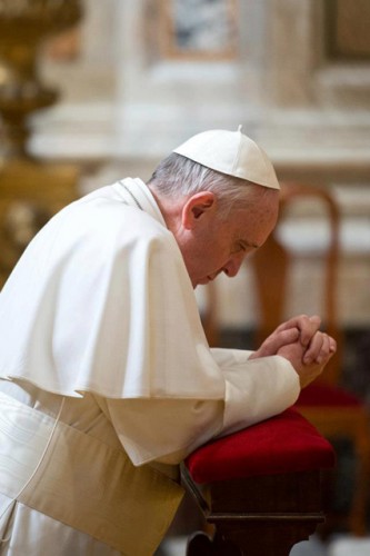 Pape-François-en-prière.jpg