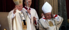 Il-cardinale-Gilberto-Agustoni-ritratto-nel-1994-a-fianco-di-Papa-Wojtila-590x260.jpg
