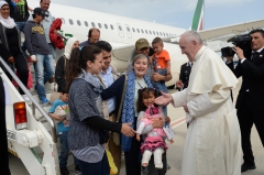 A-aeroport-Ciampino-Italie-samedi-16-avril-pape-Francois-salue-refugies-syriens-embarque-papal-depuis-Lesbos-Grece_0_1400_931.jpg